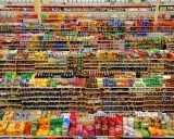 Pełne półki sklepu spożywczego, gdzie usługi merchandisingowe zapewniają idealne ułożenie produktów.