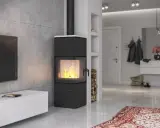 Nowoczesny kominek w narożniku z palącym się ogniem, obok telewizora i białej szafki. W tle widać przedpokój z lustrem i wieszakami.