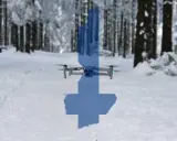 Eine Drohne fliegt über eine verschneite finnische Landschaft. Die Silhouette Finnlands ist über das Bild gelegt.
