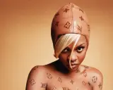 Lil' Kim w skórzanej czapce i z tatuażami Louis Vuitton na ciele.