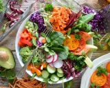 Une salade composée colorée et fraîche, garnie de légumes croquants, de tomates, d'avocat et de pousses. Parfait pour un repas sain.