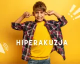 Chłopiec zatyka uszy, cierpiąc z powodu nadwrażliwości na dźwięki. Słowo "HIPERAKUZJA" podkreśla jego cierpienie.