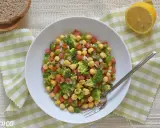Ensalada de garbanzos, brócoli y tomate, perfecta para cenas fresquitas.
