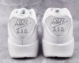 Dwa białe buty Nike Air Max 90 z widocznym logo. Sprawdź detale, by wiedzieć, jak sprawdzić czy Air Force są oryginalne.