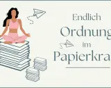 Frau meditiert auf Papierstapeln, um den Papierkram zu sortieren. Papierflugzeuge fliegen um sie herum.