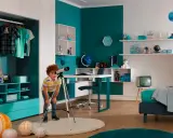 Bambino con telescopio in una stanza che stimola la curiosità e l'apprendimento, con elementi a tema spaziale e strategie educative visibili.