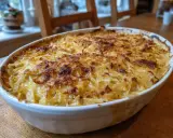 En gyllene Janssons frestelse i en vit ugnsform, redo att serveras. Ett klassiskt recept som doftar jul.