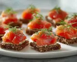 Smörgåsar med gravad lax och dill. Enkla att göra, perfekt för festen.
