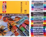 Pudełko z pastelami Koh-i-Noor i stos kolorowych pasteli olejnych.