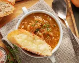 Une délicieuse recette de soupe à l'oignon, gratinée avec du fromage fondant sur une tranche de pain croustillant.