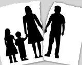 Siluetas de una familia rota, con los padres tomados de la mano y los hijos al lado, separadas por un corte. Reflexión sobre como dejar a tu pareja viviendo juntos y con hijos.