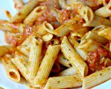 Penne alla vodka z kremowym sosem pomidorowym i ziołami.