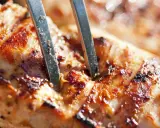 Grillowana pierś z kurczaka z widocznymi przyprawami i śladami po grillu.