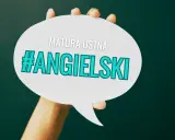 Dłoń trzyma dymek z napisem "MATURA USTNA #ANGIELSKI".