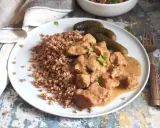 Gulasz z szynki z kaszą gryczaną i ogórkami kiszonymi. Aromatyczne danie, które rozgrzewa i syci.