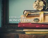 Stos starych książek z bukietem suszonych kwiatów i napisem "Literatura Romantyzmu".