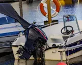 Moteur Mercury hors-bord sur un bateau blanc. Le moteur 2 temps ne démarre pas, il est temps de le réparer.