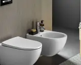 Nowoczesna łazienka z miską WC i bidetem. Bidet służy do higieny intymnej po skorzystaniu z toalety.