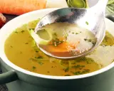 Łyżka nabiera aromatyczny rosół z warzywami. Idealny przepis na to, jak ugotować rosół, który rozgrzeje serce.