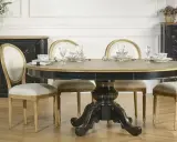 Table de repas ovale, style maison du monde, avec chaises élégantes et vaisselle raffinée. Un décor intemporel pour des moments précieux.