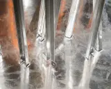 Metalowe elementy konstrukcyjne pokryte warstwą ocynku, odbijające światło.
