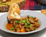 Wołowina po burgundzku z pieczarkami i marchewką, podana z chrupiącą bagietką. Aromatyczne danie, które rozpływa się w ustach.