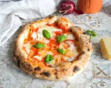 Frisch gebackene neapolitanische Pizza mit geschmolzenem Käse und Basilikum. Die perfekte neapolitanische Pizza Temperatur sorgt für den typischen fluffigen Rand.