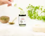 Goutte d'huile de tamanu tombant d'une pipette dans un flacon. Le produit est naturel, mais il faut connaître les effets secondaires de l'huile de tamanu.