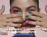 Paznokcie indigo inspiracje: kolorowe, geometryczne wzory na paznokciach w odcieniach różu, żółci i turkusu.