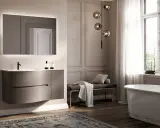 Elegancka łazienka z podwieszaną szafką, wanną i oświetleniem. Świetny pomysł na łazienkę w nowoczesnym stylu.