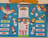 Un collage colorato con mostriciattoli sorridenti e cuori, che celebra "il sacco delle parole gentili" come gentilezza, grazie, scusa e per favore.