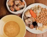 Un plato de comida típica de Madrid: cocido con garbanzos, carnes, verduras y pan.