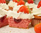 Saftige erdbeer cupcakes mit Sahne und frischen Erdbeeren. Ein süßer Genuss für jeden Anlass.
