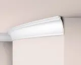 Elegancka sztukateria na poddaszu, subtelnie zdobiąca połączenie ściany z sufitem.