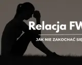 Sylwetka kobiety siedzącej na trawie, z ręką na czole. Napis "Relacja FWB. Jak nie zakochać się...".