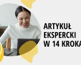 Uśmiechnięta kobieta przy laptopie uczy się, jak napisać artykuł ekspercki w 14 krokach.