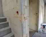 Schody betonowe, ściany z bloczków, instalacja elektryczna i siatka tynkarska – to kolejność prac na budowie.