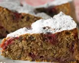 Ein saftiges Stück Buchweizentorte mit Preiselbeeren, bestäubt mit Puderzucker.