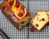 Le cake aux fruits confits, garni de cerises et d'écorces d'orange, est la meilleure recette pour un goûter gourmand.