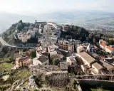 Panoramica di Pennabilli, cosa vedere: borgo medievale arroccato su una collina, con case in pietra, tetti in cotto e una chiesa con campanile.