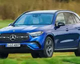 Blauer Mercedes-Benz GLC EQ Testfahrt auf einer grünen Wiese.