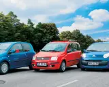Trzy małe samochody jadące obok siebie: niebieski Renault Twingo, czerwony Fiat Panda 1.1 (ile oleju potrzebuje do silnika?) i niebieski Citroen C1.