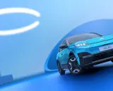 El Nissan Micra azul, con sus modernas luces y diseño, se presenta sobre un fondo abstracto. Conoce las medidas del Nissan Micra.