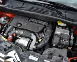 Silnik 1.6 HDI w Peugeot 307, widok komory silnika z turbosprężarką i przewodami.