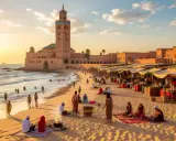 Ein Strand mit Menschen, die baden und entspannen, während im Hintergrund eine Moschee und ein Markt zu sehen sind. Hier liegt Marrakesch am Meer, ein malerischer Anblick.