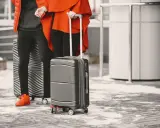 Två personer med resväskor, redo för flygresan med easyjet handbagage.