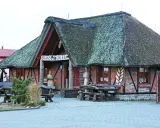Skansen chleba z charakterystycznym, strzechą krytym dachem. Drewniane ławy i stoły zapraszają do odpoczynku.