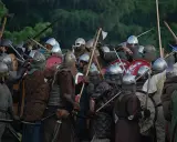En grupp svensk viking krigare i strid, beväpnade med yxor och svärd, redo att försvara sitt land.