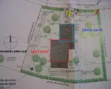 Plan de masse montrant l'orientation sud de deux maisons bioclimatiques, le 1er Carré et le 2ème carré, sur un terrain.