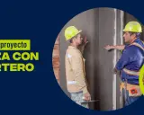 Dos albañiles trabajan en un muro de cemento. El texto dice "La base de tu proyecto empieza con el mortero", sugiriendo que el mortero es fundamental, y no se puede revocar un proyecto sin él.